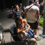 Milas, Türkei. Menschen warten darauf, mit Booten evakuiert zu werden, nachdem Waldbrände das Kemerkoy-Kraftwerk, ein mit Kohle betriebenes Kraftwerk, im Südwesten der Türkei erreicht haben.