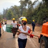 Marmaris, Türkei. Eine Freiwillige unterstützt die Teams bei den Löscharbeiten