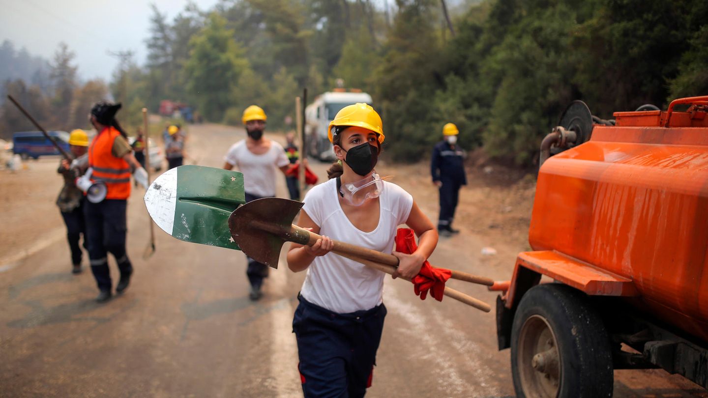Helferin in der Not Marmaris, Türkei. Eine Freiwillige unterstützt die Teams bei den Löscharbeiten