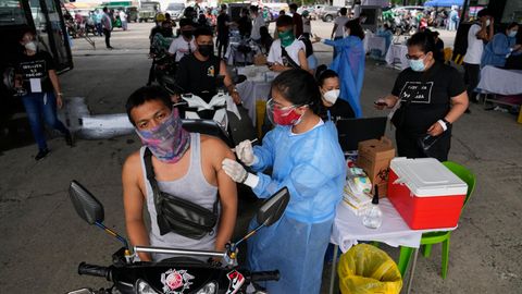 Impfung im Vorbeifahren in Manila