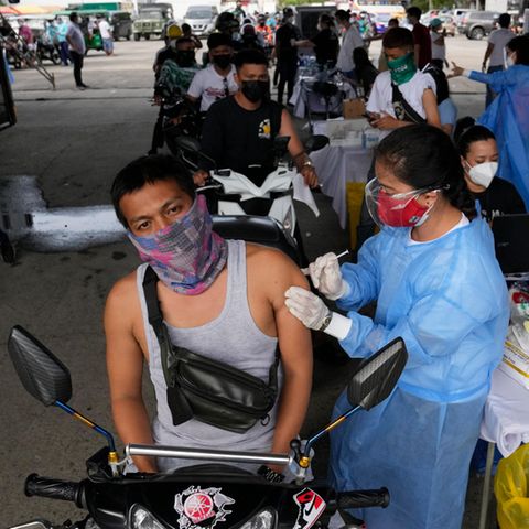 Impfung im Vorbeifahren in Manila