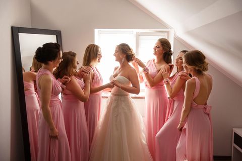 Verstoß gegen den Dresscode: Schwester darf nicht auf Hochzeitsfotos.