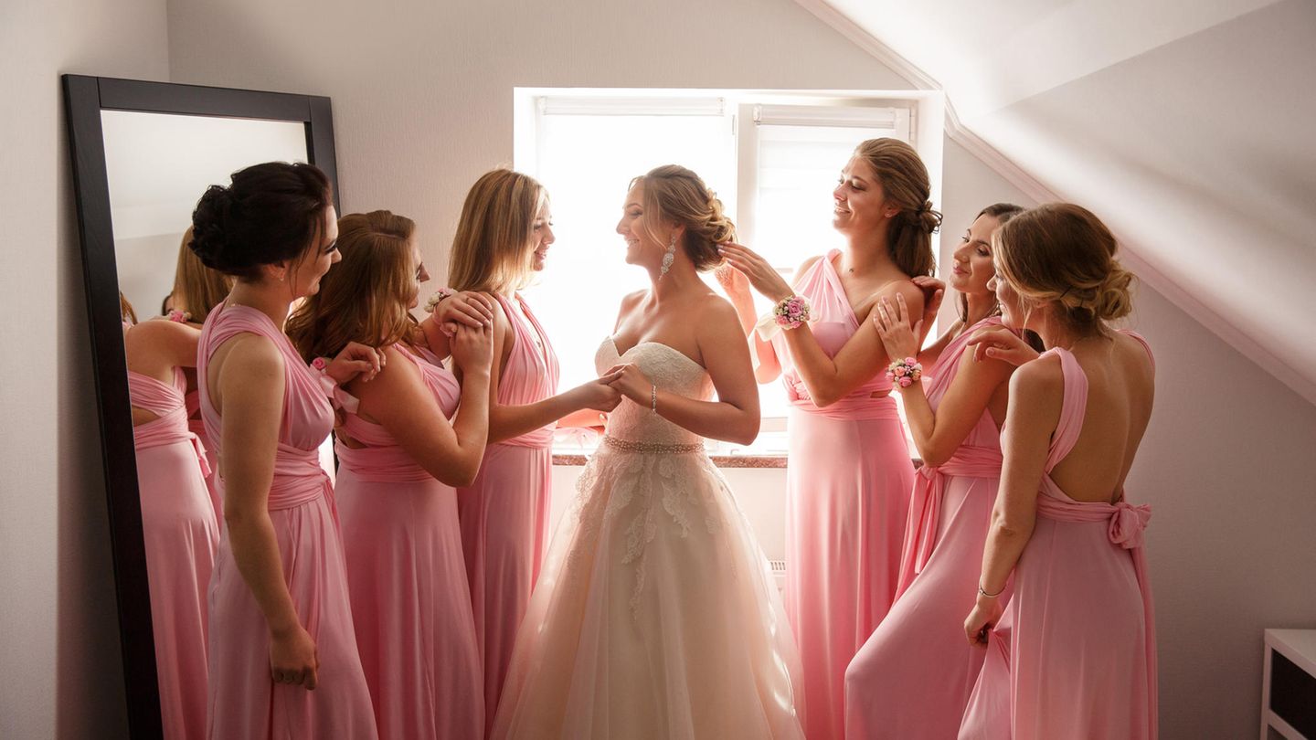 Verstoß gegen den Dresscode: Schwester darf nicht auf Hochzeitsfotos.