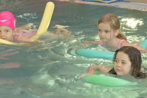 Video: Schwimmkurse heiß begehrt