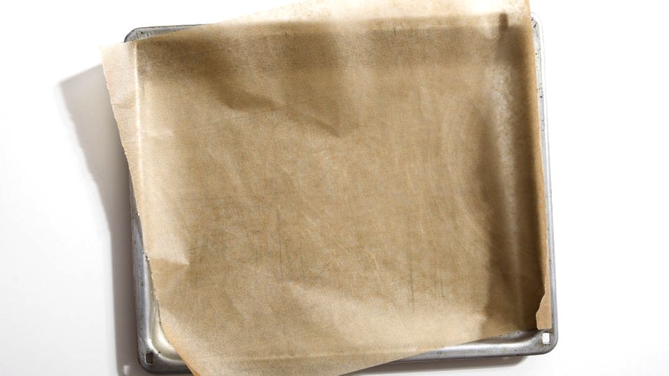 So haben Sie nie wieder Schwierigkeiten das Backpapier aufs Blech zu bringen So haben Sie nie wieder Schwierigkeiten das Backpapier aufs Blech zu bringen