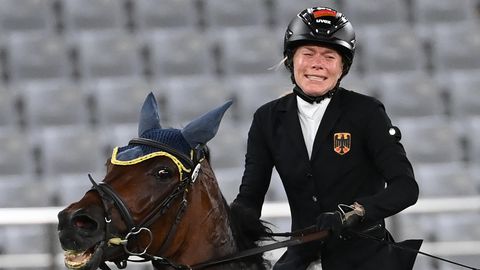 Annika Schleu aus Deutschland nach ihrer Disqualifikation. Ihr Pferd hatte mehrmals den Sprung verweigert.