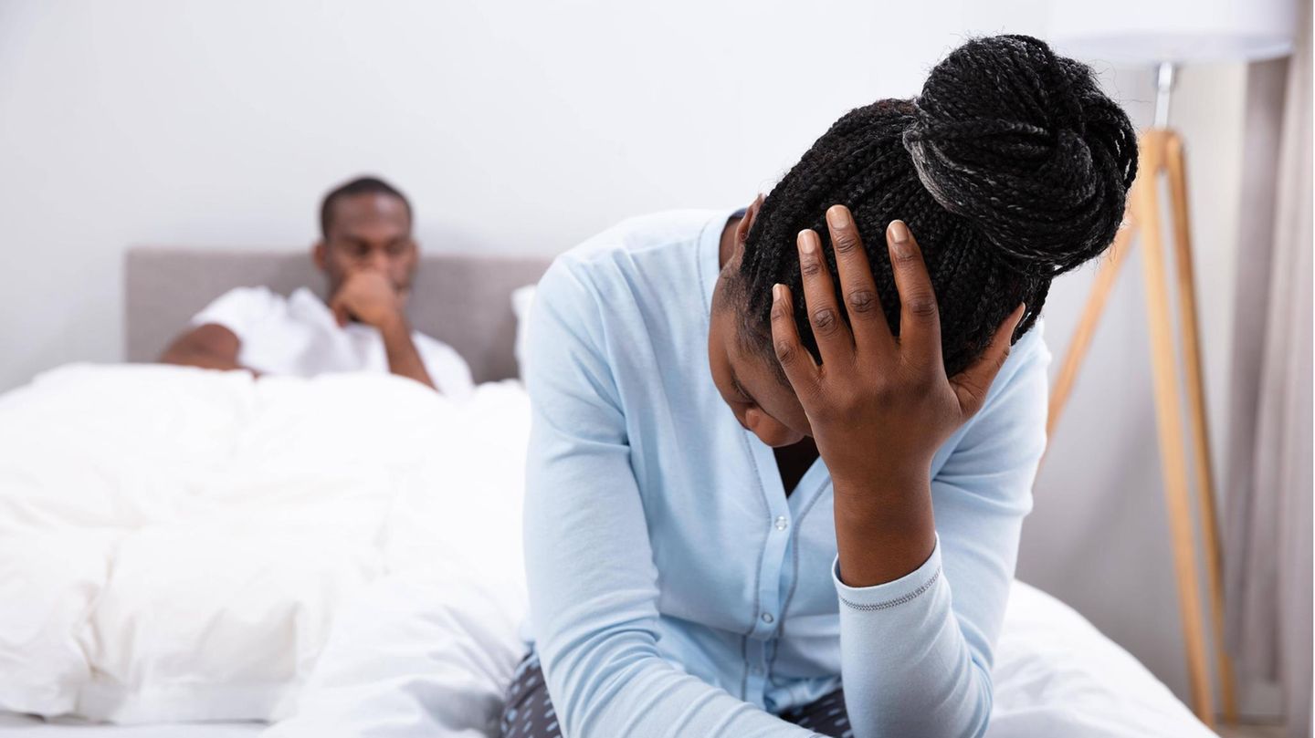 Junge Paare tauschen Sex im Schlafzimmer Junge Paare tauschen Sex im Schlafzimmer