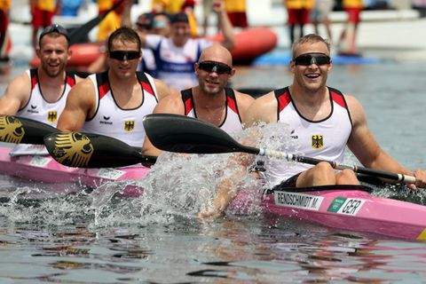 Kajak-Vierer aus Deutschland mit Max Rendschmidt, Ronald Rauhe, Tom Liebscher und Max Lemke (v.r.) jubeln über Gold