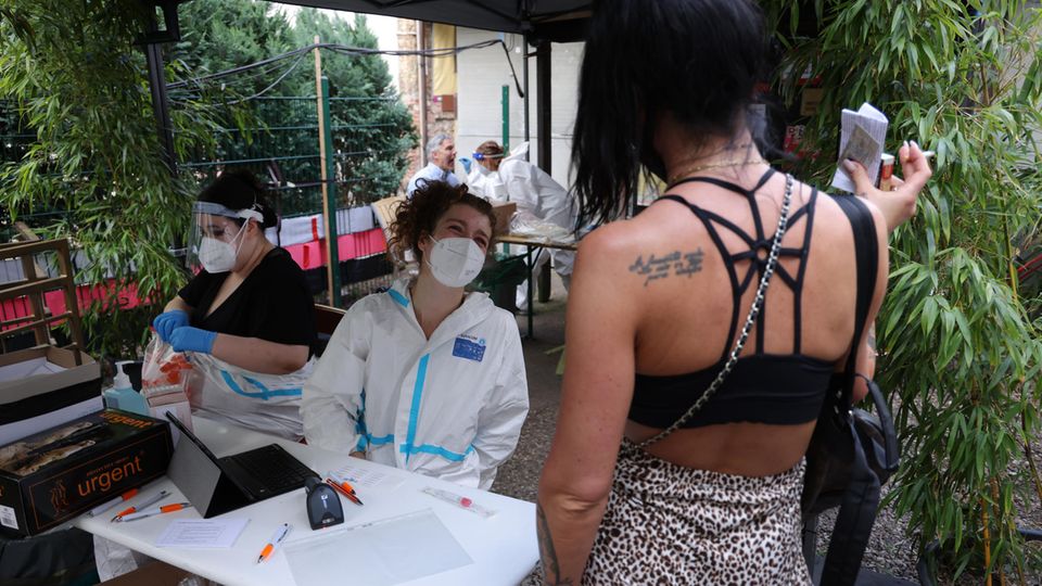 Ein Partygänger unterzieht sich vor dem "KiKat"-Club in Berlin einem PCR-Expresstest auf Covid-19