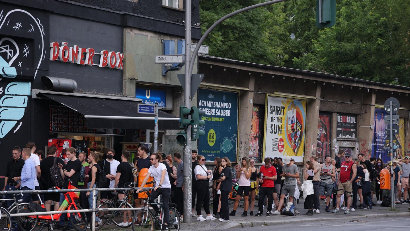 Szene übt für den Corona-Herbst: Tanzen nur mit PCR-Test: Hier stehen Berliner Clubgänger für ein Pilotprojekt an