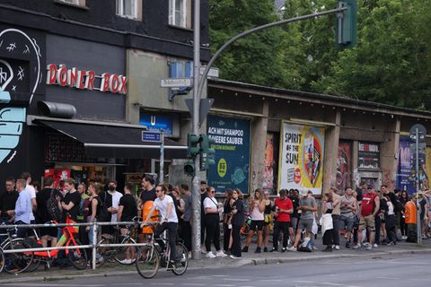 Bereits am frühen Abend bildet sich vor dem "Kitkat" eine lange Schlange