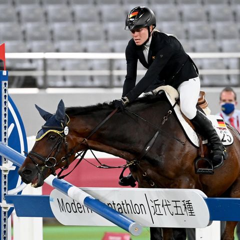 Annika Schleus (im Bild) größtes sportliches Drama ihrer Karriere bei den Olympischen Spielen in Tokio. Dressureiterin Anabel Balkenhol findet, dass Sportreiten im Modernen Fünfkampf nichts verloren hat.