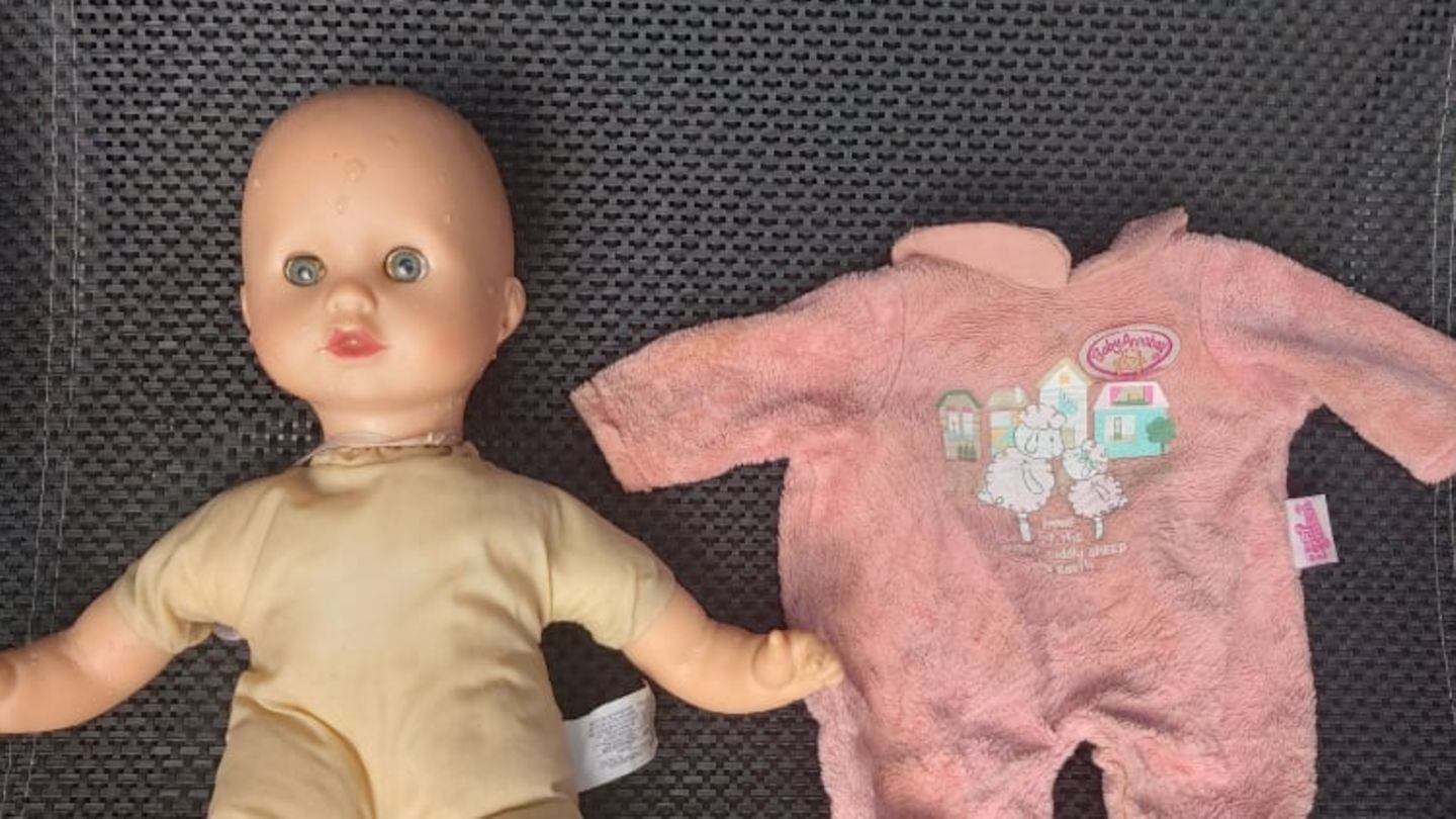 Die gereinigte Puppe aus dem Hochwassergebiet