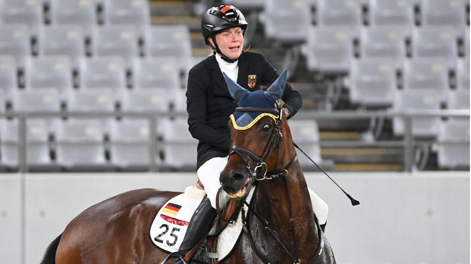 Fünfkämpferin Annika Schleu steht die Verzweiflung ins Gesicht geschrieben, als sie ihr Pferd mit Sporen und Peitsche traktiert, um es zum Springen zu bewegen