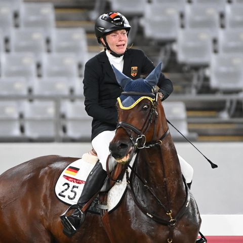 Fünfkämpferin Annika Schleu steht die Verzweiflung ins Gesicht geschrieben, als sie ihr Pferd mit Sporen und Peitsche traktiert, um es zum Springen zu bewegen