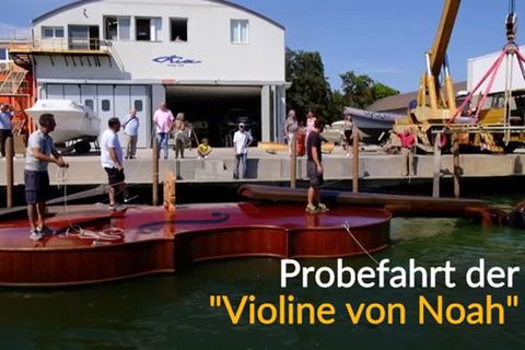 Video: Schwimmende Geige erinnert an Corona-Opfer
