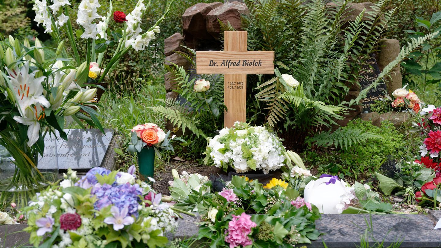 Auf Kölner Melatenfriedhof: Urne mit der Asche von Alfred Biolek in Köln beigesetzt