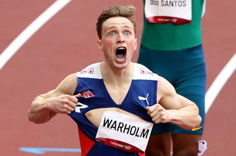 Mit einer Kraftprobe feierte Leichtathlet Karsten Warholm seinen Olympiasieg über die 400 Meter Hürden. Der Norweger zerriss sein T-Shirt – ähnlich wie einst Diskus-Olympiasieger Robert Harting. Mit einer Zeit von 45,94 Sekunden war Warholm in eine neue Dimension vorgestoßen. Seine Fabelweltrekordzeit zählt zu den Leichtathletik-Bestmarken, die in Tokio zahlreich verblüfften.