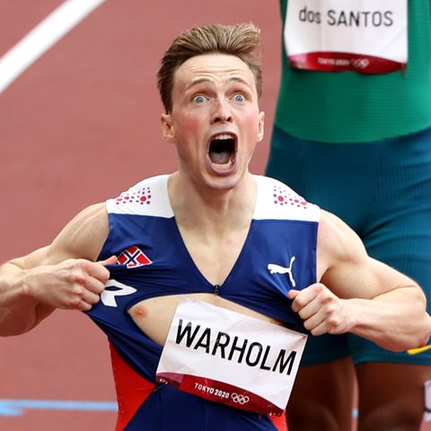 Mit einer Kraftprobe feierte Leichtathlet Karsten Warholm seinen Olympiasieg über die 400 Meter Hürden. Der Norweger zerriss sein T-Shirt – ähnlich wie einst Diskus-Olympiasieger Robert Harting. Mit einer Zeit von 45,94 Sekunden war Warholm in eine neue Dimension vorgestoßen. Seine Fabelweltrekordzeit zählt zu den Leichtathletik-Bestmarken, die in Tokio zahlreich verblüfften.