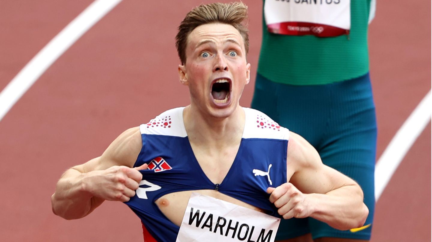 ZERRISSENES SHIRT Mit einer Kraftprobe feierte Leichtathlet Karsten Warholm seinen Olympiasieg über die 400 Meter Hürden. Der Norweger zerriss sein T-Shirt – ähnlich wie einst Diskus-Olympiasieger Robert Harting. Mit einer Zeit von 45,94 Sekunden war Warholm in eine neue Dimension vorgestoßen. Seine Fabelweltrekordzeit zählt zu den Leichtathletik-Bestmarken, die in Tokio zahlreich verblüfften.