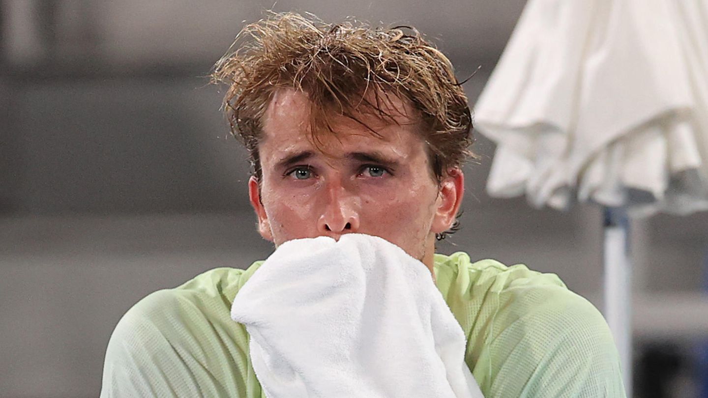 GRUSS AN DEN BRUDER Tennisprofi Alexander Zverev brachte nach einem für ihn ergreifenden Sieg einen kessen Spruch im Gespräch mit seinem Bruder. Erst hatte der Hamburger nach seinem Halbfinal-Coup über den serbischen Topstar Novak Djokovic selbst die Tränen nicht zurückhalten können. Tief bewegt hatte er minutenlang sein Gesicht mit dem Handtuch verdeckt. Dann witzelte der 24-Jährige in der Eurosport-Schalte mit Mischa Zverev: "Hör auf zu heulen. Einer in der Familie reicht." Cool spielte Zverev zwei Tage später im Finale und kürte sich zum ersten deutschen Olympiasieger im Herren-Tennis.