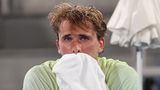 Tennisprofi Alexander Zverev brachte nach einem für ihn ergreifenden Sieg einen kessen Spruch im Gespräch mit seinem Bruder. Erst hatte der Hamburger nach seinem Halbfinal-Coup über den serbischen Topstar Novak Djokovic selbst die Tränen nicht zurückhalten können. Tief bewegt hatte er minutenlang sein Gesicht mit dem Handtuch verdeckt. Dann witzelte der 24-Jährige in der Eurosport-Schalte mit Mischa Zverev: "Hör auf zu heulen. Einer in der Familie reicht." Cool spielte Zverev zwei Tage später im Finale und kürte sich zum ersten deutschen Olympiasieger im Herren-Tennis.
