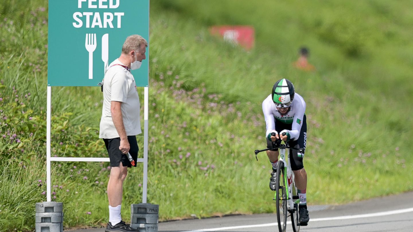 RASSISMUS-EKLAT Rad-Sportdirektor Patrick Moster wurde vom Deutschen Olympischen Sport Bund verspätet nach Hause geschickt. Der Druck wurde nach der Entgleisung groß: Im Einzelzeitfahren hatte Moster den Kölner Nikias Arndt mit den rassistischen Worten "Hol' die Kameltreiber, hol' die Kameltreiber, komm" angefeuert, die vor ihm fahrenden Azzedine Lagab (Algerien) und Amanuel Ghebreigzabhier (Eritrea) einzuholen. Moster entschuldigte sich, die Beleidigung "im Eifer des Gefechts" getätigt und sich "in der Wortwahl vergriffen" zu haben.