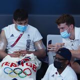 Der britische Olympiasieger Tom Daley strickte sich seine Tokio-Erinnerung selbst: einen Olympia-Pullover mit dem Logo des Teams GB und den Olympischen Ringen auf dem Rücken. Daley hatte im Synchronspringen vom Turm mit seinem Partner Matty Lee die Goldmedaille gewonnen. Strickend wurde er als Zuschauer eines Kunstspringens auf der Tribüne gesichtet.