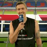Statt mit Erfolg verblüffte Fußballer Max Kruse im ARD-Interview. Überraschend montierte der 33-Jährige das Mikrofon vom Ständer, kniete nieder und machte seiner Freundin Dilara dann vor laufender TV-Kamera einen Heiratsantrag. "Schatz, ich liebe dich und ich frage dich, ob du meine Frau werden willst", schickte der Ersatz-Kapitän der deutschen Fußball-Auswahl als Gruß in die Heimat. Eigentlich wollte Kruse diese Frage nach einem Tor statt nach einem mühsamen 3:2 gegen Saudi-Arabien stellen. Für die Antwort war dies egal. Seine Freundin habe Ja gesagt, verriet er später.