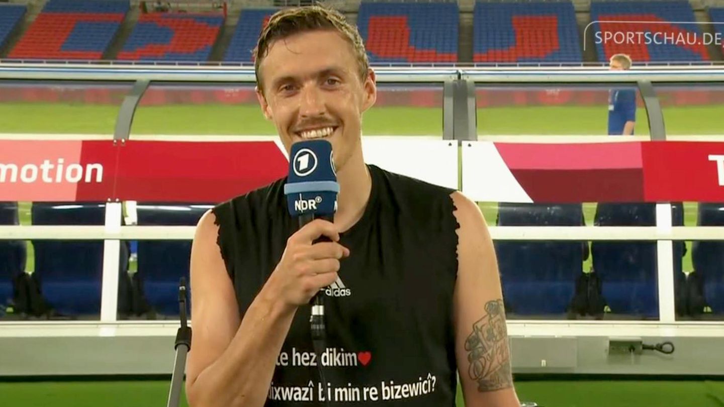 HEIRATSANTRAG AUCH OHNE TOR Statt mit Erfolg verblüffte Fußballer Max Kruse im ARD-Interview. Überraschend montierte der 33-Jährige das Mikrofon vom Ständer, kniete nieder und machte seiner Freundin Dilara dann vor laufender TV-Kamera einen Heiratsantrag. "Schatz, ich liebe dich und ich frage dich, ob du meine Frau werden willst", schickte der Ersatz-Kapitän der deutschen Fußball-Auswahl als Gruß in die Heimat. Eigentlich wollte Kruse diese Frage nach einem Tor statt nach einem mühsamen 3:2 gegen Saudi-Arabien stellen. Für die Antwort war dies egal. Seine Freundin habe Ja gesagt, verriet er später.