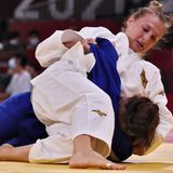 Alles andere als Entspannung benötigt offenbar Judoka Martyna Trajdos - zumindest vor ihrem Wettkampf. Bizarre Bilder, wie Bundestrainer Claudiu Pusa die Athletin erst schüttelte und dann links und rechts ohrfeigte, sorgten für Aufsehen. "Das ist etwas, worum ich meinen Trainer bitte. Macht ihm keine Vorwürfe! Ich brauche das vor meinen Kämpfen, um wach zu sein", erklärte Trajdos auf Instagram und scherzte angesichts ihrer Niederlage: "Sieht so aus, als ob es nicht gar genug gewesen wäre". Der Judo-Weltverband IJF sprach ihrem Trainer eine Warnung aus.