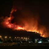  Waldbrände auf dem Berg Parnitha. Verheerende Waldbrände vernichten weiterhin Tausende von Hektar Waldfläche in ganz Griechenland. 