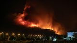  Waldbrände auf dem Berg Parnitha. Verheerende Waldbrände vernichten weiterhin Tausende von Hektar Waldfläche in ganz Griechenland. 