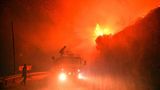 Feuerwehrleute kämpfen gegen die Flammen. Massiven Waldbrände sind vor 10 Tagen in den südlichen und südwestlichen Küstenstädten der Türkei ausgebrochen. 