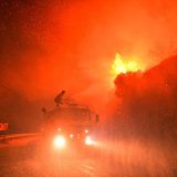 Feuerwehrleute kämpfen gegen die Flammen. Massiven Waldbrände sind vor 10 Tagen in den südlichen und südwestlichen Küstenstädten der Türkei ausgebrochen. 