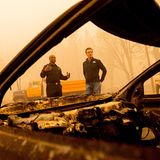 Der kalifornische Gouverneur Gavin Newsom begutachtet die Schäden des Dixie-Feuers in Plumas County. Nach einem extrem regenarmen Winter und geringer Schneedecke haben die Waldbrände im dürregeplagten Kalifornien in diesem Jahr ungewöhnlich früh angefangen.