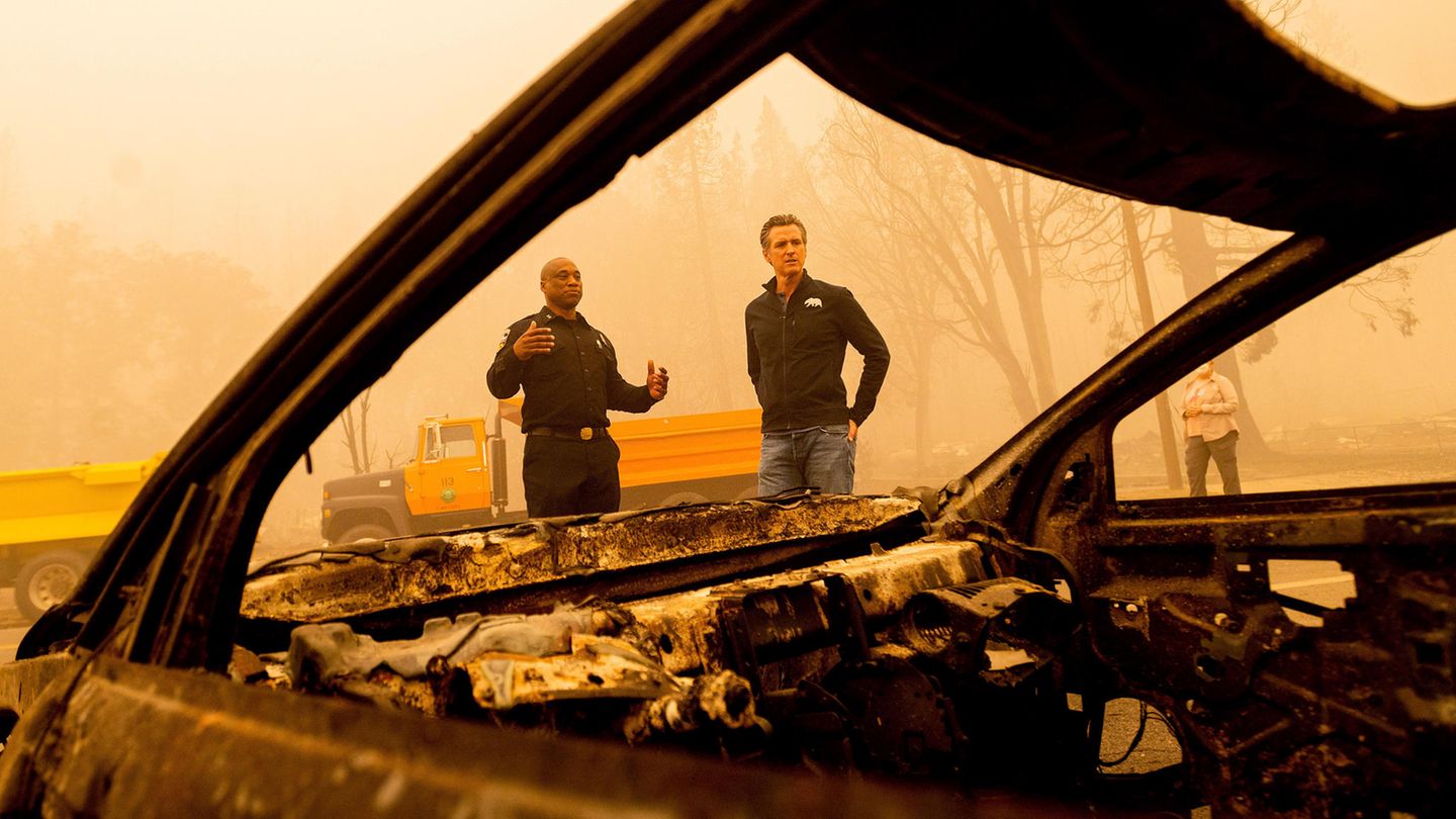 Der kalifornische Gouverneur Gavin Newsom begutachtet die Schäden des Dixie-Feuers in Plumas County. Nach einem extrem regenarmen Winter und geringer Schneedecke haben die Waldbrände im dürregeplagten Kalifornien in diesem Jahr ungewöhnlich früh angefangen.