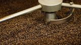 Welche Röstung ist die beste?  Je länger und dunkler die Kaffeebohnen geröstet sind, desto bitterer und intensiver wird der Kaffee später im Geschmack. Heller geröstet schmeckt komplexer und fruchtiger, gleichzeitig schmeckt er aber auch saurer. Wenn Sie gern Milchkaffee wie Cappuccino oder Latte Macchiato trinken, greifen Sie besser zu stärker gerösteten Kaffees. Die Milch nimmt dem Kaffee die Bitterkeit. Italienierscher und französischer Kaffee wird übrigens meist dunkel geröstet. Auf der Verpackung finden Sie auch oft einen Hinweis darauf, ob der Kaffee für Filterkaffee oder Espresso geeignet ist.