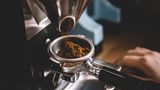Ganze Bohne oder gemahlen?  Wer bereits gemahlenen Kaffee kauft, spart sich natürlich Arbeit, doch man sollte wissen, dass das Aroma schon nach 24 Stunden verflogen sein kann. Deshalb: Setzen Sie besser auf ganze Bohnen und kaufen Sie sich einen kleinen Kaffeemahler. Den gibt es bereits für wenige Euro.