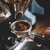 Ganze Bohne oder gemahlen?  Wer bereits gemahlenen Kaffee kauft, spart sich natürlich Arbeit, doch man sollte wissen, dass das Aroma schon nach 24 Stunden verflogen sein kann. Deshalb: Setzen Sie besser auf ganze Bohnen und kaufen Sie sich einen kleinen Kaffeemahler. Den gibt es bereits für wenige Euro.