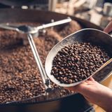 Single Origin oder Blend?  Kaffee-Blends werden aus Kaffeebohnen vom ganzen Globus hergestellt – zu einer einzigartischen Mischung. Single Origin bedeutet, dass die Kaffeebohnen aus einer bestimmten Region stammen, und so das charakteristische Geschmacksprofil zutage kommt. Das hängt vor allem von klimatischen Bedingungen ab. Kaffee aus Brasilien und Kolumbien beispielsweise schmeckt eher schokoladig, aus Kenia und Äthiopien eher fruchtig.