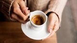 Unbedingt vorher probieren!  Kaffee ist wie Wein - am Ende kommt es auf Ihren persönlichen Geschmack an. Deshalb: Probieren Sie den Kaffee bevor Sie ihn in rauen Mengen kaufen. Kaufen Sie lieber kleine Portionen, damit das Aroma erhalten bleibt und Sie sich durchprobieren können.