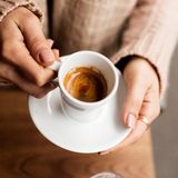 Unbedingt vorher probieren!  Kaffee ist wie Wein - am Ende kommt es auf Ihren persönlichen Geschmack an. Deshalb: Probieren Sie den Kaffee bevor Sie ihn in rauen Mengen kaufen. Kaufen Sie lieber kleine Portionen, damit das Aroma erhalten bleibt und Sie sich durchprobieren können.