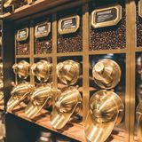 Welche Geschmacksrichtung darf es sein?  Häufig steht auf Kaffeeverpackungen, dass der Kaffee "schokoladig, nussig oder nach Karamell-Noten" schmecken würde. Lassen Sie sich davon nicht täuschen, das sind nur subtile Noten und der Kaffee wird nicht nach Schokoriegel schmecken. Aber tatsächlich, wenn Sie den schokoladigen Geschmack dem fruchtigen vorziehen, greifen Sie besser zur ersteren Verpackung. 