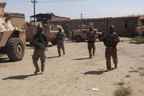 Afghanische Sicherheitskräfte in einem Dorf bei Kundus im Kampf gegen die Taliban