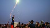 Sogar ein kleines Feuerwerk gab es am Nachthimmel von Idlib