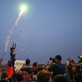 Sogar ein kleines Feuerwerk gab es am Nachthimmel von Idlib