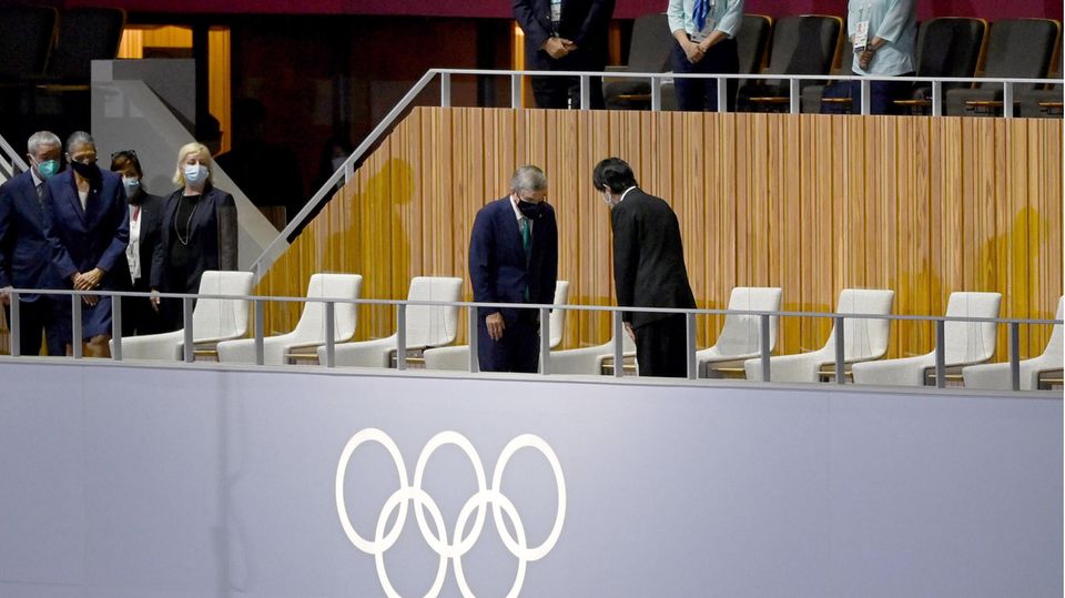 Japans Kronprinz Akishino (r) und der Präsident des Internationalen Olympischen Komitees, Thomas Bach, begrüßen sich