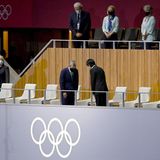 Japans Kronprinz Akishino (r) und der Präsident des Internationalen Olympischen Komitees, Thomas Bach, begrüßen sich