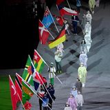 Fahnenträger Ronald Rauhe (M) trägt die deutsche Fahne durch das Stadion.
